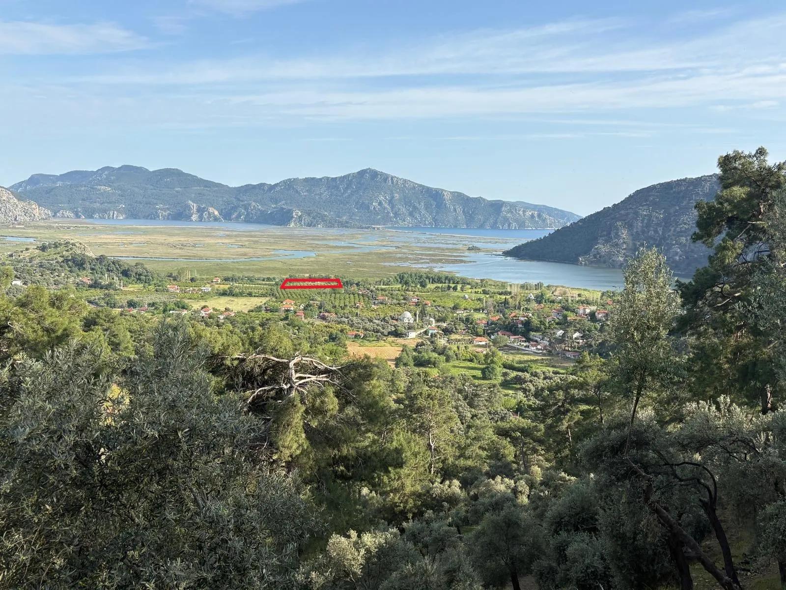 In Çandır gibt es ein 1252m2 großes Feld mit Seeblick und Naturblick zum Verkauf