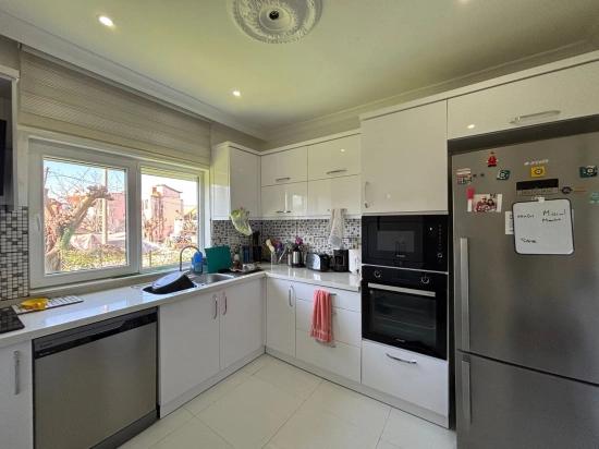Eingeschossiges Haus Mit 2 Schlafzimmern Und Einem Zusätzlichen Zimmer Auf Einem 459 M² Großen Grundstück In Okçular Zu Verkaufen