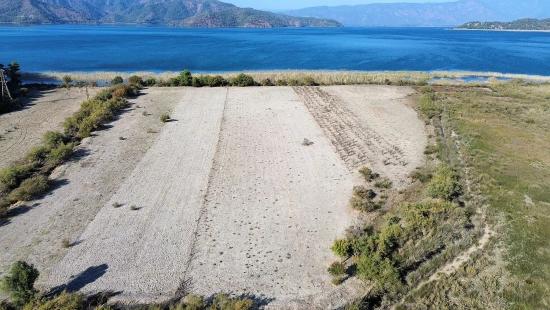 3210 M² Großes 2b-grundstück In Çandır, Direkt Am Seeufer, Zu Verkaufen