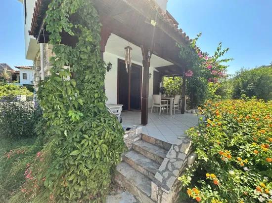 Далиан Гюльпынарда Сайт Ичерисинде 2+1 Сатılıк Вилла