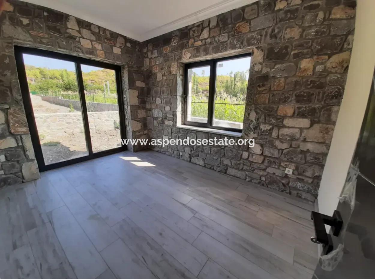 Zeytinalanında 930M2 Arsa İçinde 3+1 Satılık Taş Ev